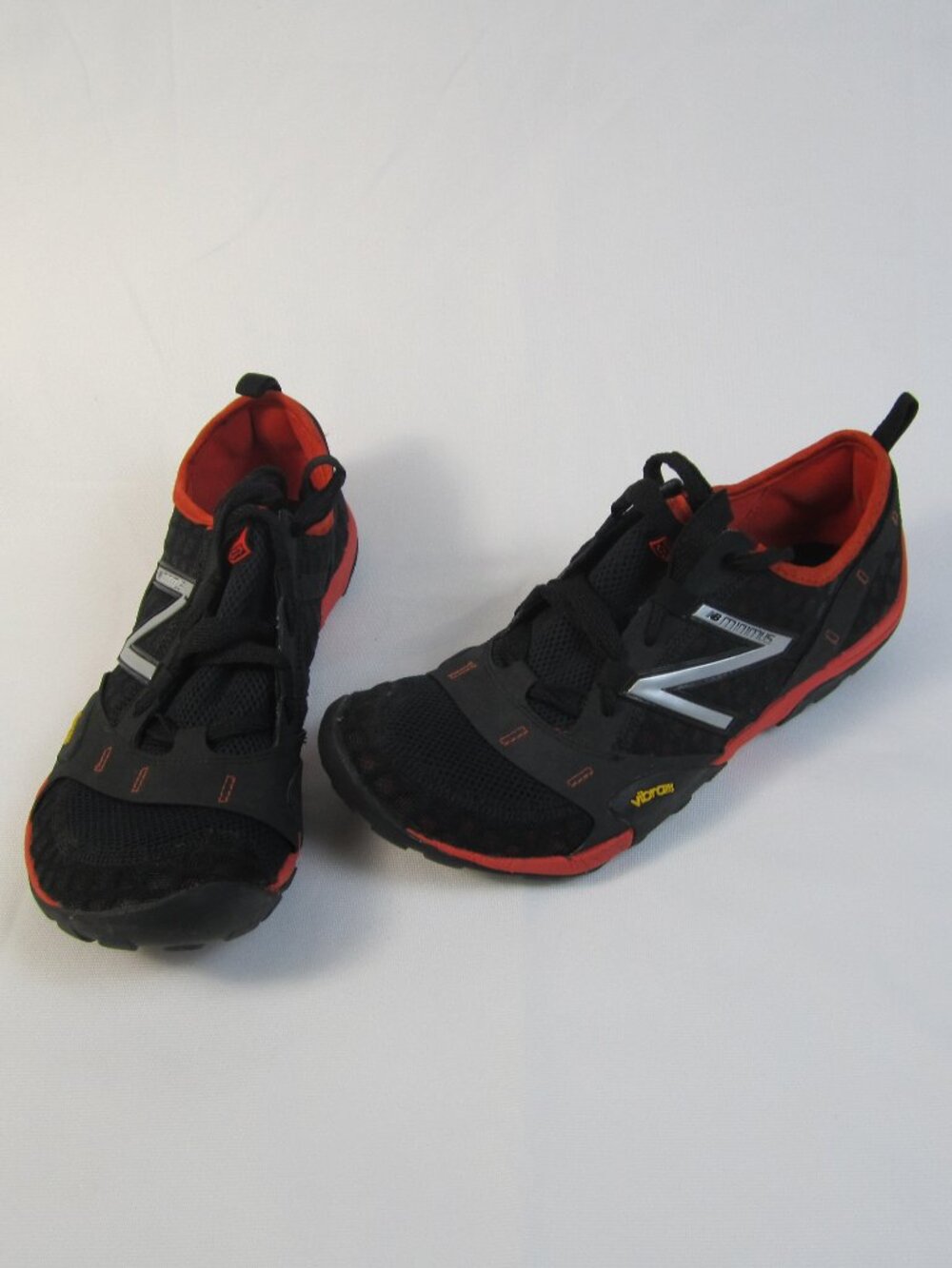 New Balance Minimus Mens US 9.5 Black Vibram Trail Running Shoes MT10BR